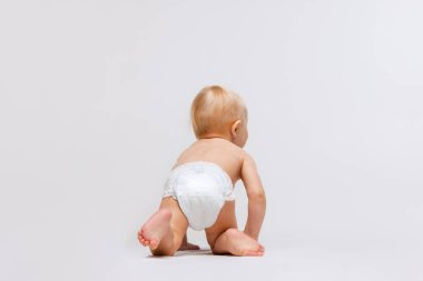 Beyaz stüdyo arka planında izole edilmiş bebek bezli küçük tatlı bir kızın arka plan portresi.