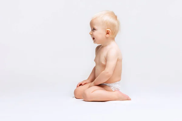 Retrato de niña linda, bebé en pañal aislado sobre fondo de estudio blanco — Foto de Stock