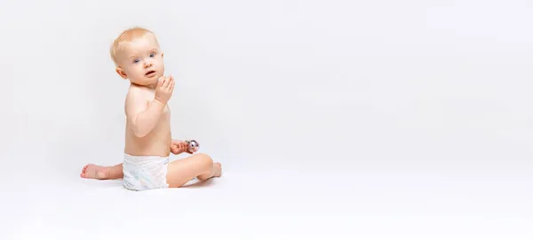 Retrato de vista trasera de la pequeña niña linda, bebé sentado tranquilamente y jugando aislado sobre fondo de estudio blanco. — Foto de Stock