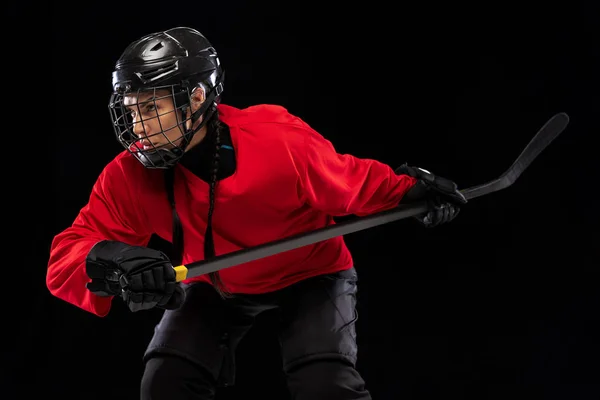 切割肖像专业的女曲棍球运动员训练在特殊制服与头盔隔离黑色背景。浓度 — 图库照片