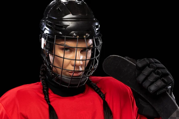 专业女子曲棍球选手的特写肖像，戴着黑色背景的特殊保护头盔. — 图库照片