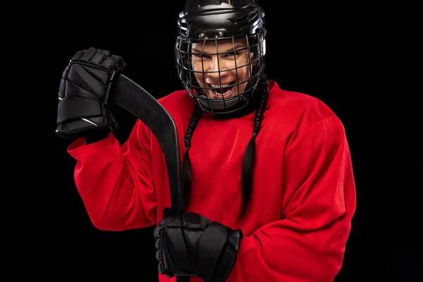 Ausgeschnittenes Porträt einer professionellen Hockeyspielerin mit speziellem Schutzhelm isoliert über schwarzem Hintergrund. — Stockfoto