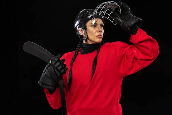 专业女子曲棍球选手在黑色背景下被隔离的特殊保护头盔的剪影. — 图库照片