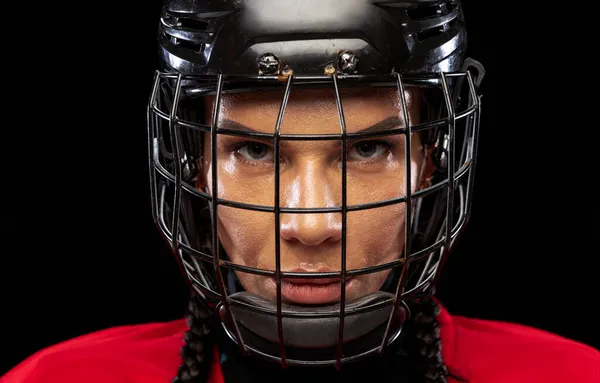专业女子曲棍球选手的特写肖像，戴着特殊的保护头盔，与黑色背景隔离。动机强烈 — 图库照片