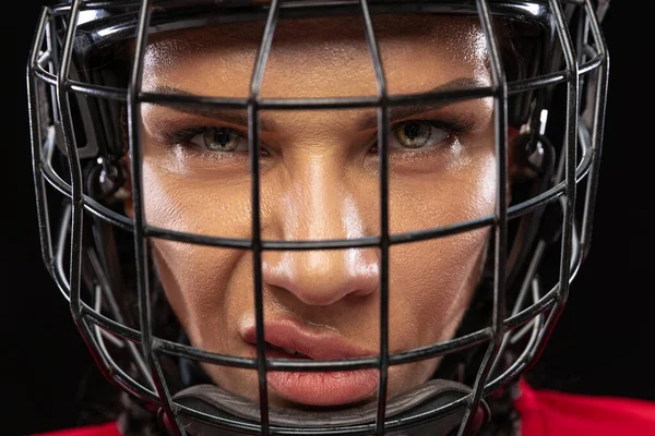 Retrato de primer plano de una jugadora profesional de hockey con un casco protector especial aislado sobre fondo negro. Alta motivación —  Fotos de Stock