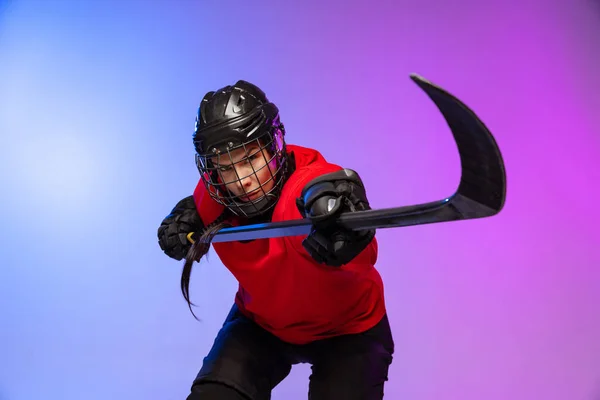 Обрізаний портрет професійної підготовки хокеїстки в спеціальній формі з шоломом ізольовані над градієнтним синьо-фіолетовим тлом . — стокове фото