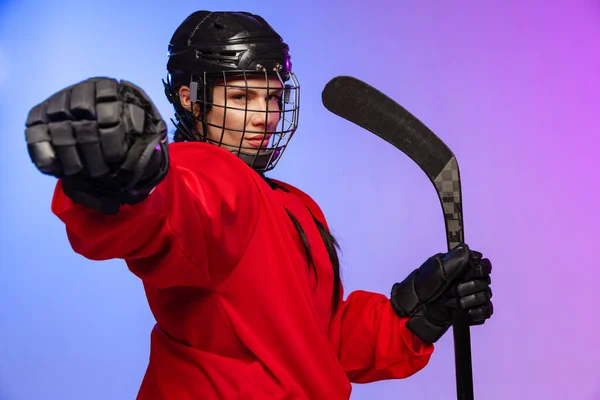 Retrato recortado de jugador profesional de hockey femenino aislado sobre fondo azul púrpura degradado. — Foto de Stock