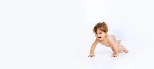 Curiosidade Criança Brincalhona Retrato Pequeno Menino Bonito Bebê Fralda Rastejando — Fotografia de Stock