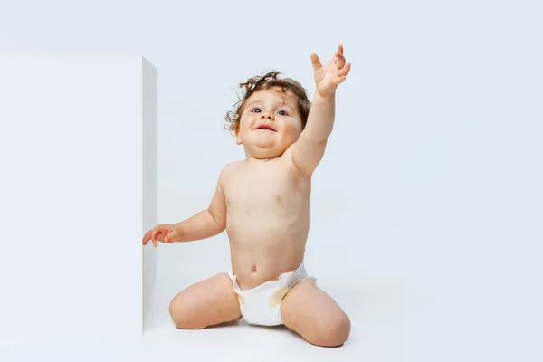 Wesołe Dziecko Portret Małego Słodkiego Maluszka Spokojnie Siedzącego Dziecka Pieluszce — Zdjęcie stockowe