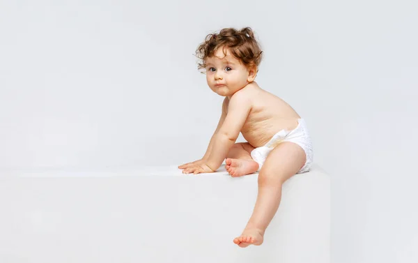Adorable Linda Niña Retrato Pequeño Niño Dulce Bebé Pañal Sentado — Foto de Stock