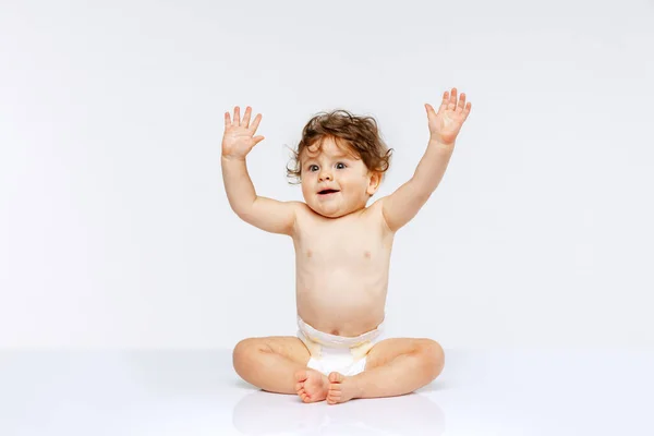 Retrato Hermoso Niño Juguetón Bebé Pañal Sentado Con Las Manos — Foto de Stock