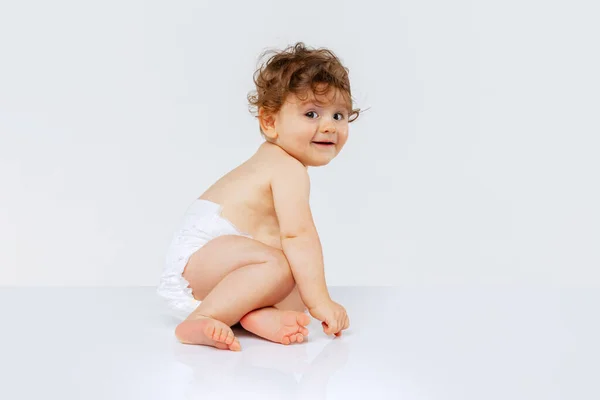 Retrato Niño Curioso Bebé Pañal Arrastrándose Aislado Sobre Fondo Blanco — Foto de Stock
