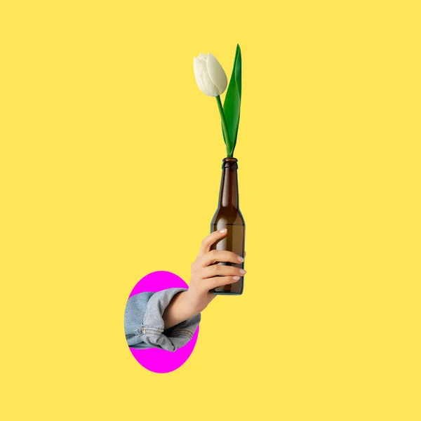 Současné umění koláž ženské ruky drží pivo láhev s tulipánem květiny uvnitř izolované přes žluté pozadí — Stock fotografie