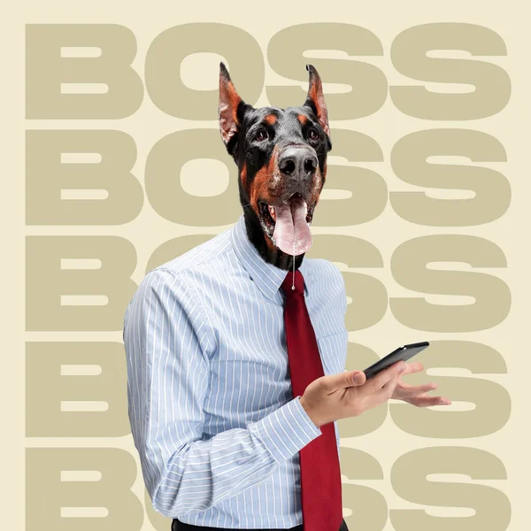 Współczesna sztuka kolaż biznesmena z psem, doberman głowy robi notatki na telefon odizolowany na pastelowym tle — Zdjęcie stockowe