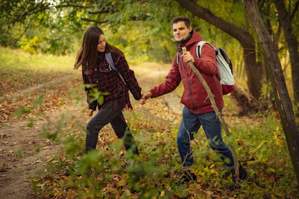 Ritratto completo di bella giovane coppia che accelera il tempo insieme, escursionismo — Foto Stock
