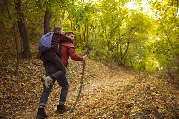 Full-length image of young couple walking on autumn forest, hiking activity — Stock Photo, Image