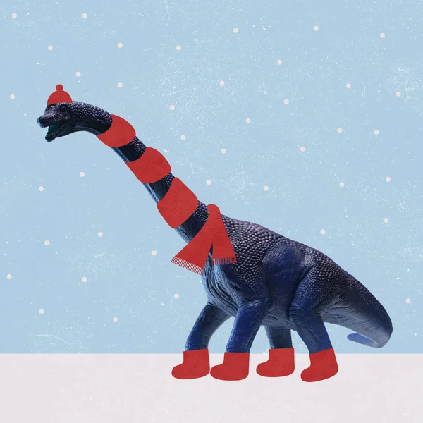 Collage d'art contemporain de dinosaures portant foulard rouge, chapeau et bottes marchant sur la neige sous des flocons de neige — Photo
