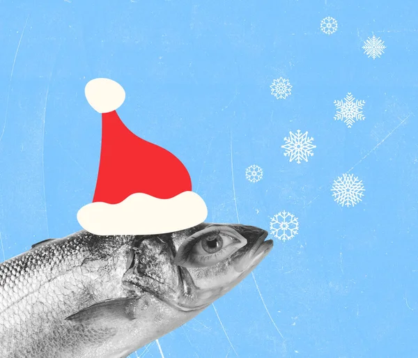 Zeitgenössische Kunst Collage von Fischen mit menschlichem Auge trägt rote Weihnachtsmütze mit Schneeflocken Blasen isoliert über blauem Hintergrund — Stockfoto