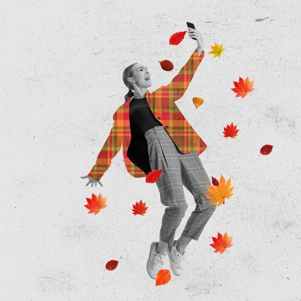 Σύγχρονη τέχνη κολάζ της γυναίκας με κοστούμι με ζωγραφισμένο σακάκι λήψη selfie κάτω από πτώση φύλλα του φθινοπώρου απομονώνονται σε υφή γκρι φόντο — Φωτογραφία Αρχείου