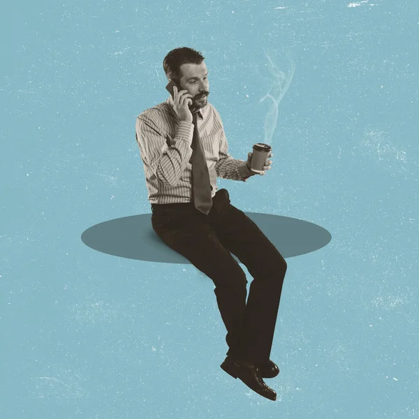 Сучасне мистецтво колаж бізнесмена в офіційному полотні, сидячи з кавою і розмовляючи на своєму телефоні ізольовано на синьому фоні — стокове фото