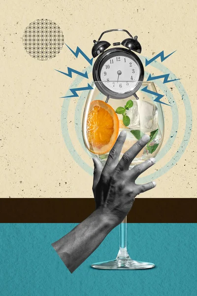 Koláž současného umění lidské ruky držící alkoholický koktejl s budíkem izolovaným nad retro pozadím. Koncept strany — Stock fotografie
