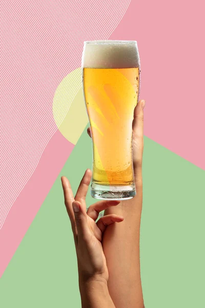 Collage de arte contemporáneo de manos humanas sosteniendo vidrio de cerveza espumosa lager aislado sobre fondo verde rosa colorido —  Fotos de Stock