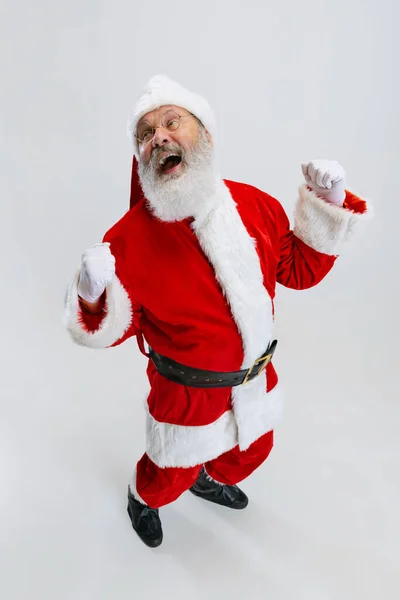 Retrato de cuerpo entero del jubiloso hombre mayor con traje de Papá Noel aislado sobre fondo blanco. Temporada de vacaciones —  Fotos de Stock