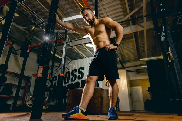 Retrato completo del hombre deportivo descansando después de un entrenamiento productivo en el gimnasio —  Fotos de Stock