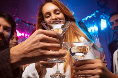 Kırpılmış kokteyl bardakları tokuşturma, arkadaşlar birlikte parti yapıyor ve olayı kutluyorlar.