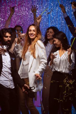 Partide dans eden neşeli mutlu genç arkadaşlar. Yeni yıl kutlaması
