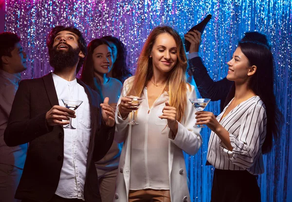 Groep vrolijke jonge vrienden hebben plezier op het feest, vieren samen — Stockfoto