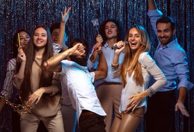 Partinin tadını çıkarıyorum. Bir grup genç kutlamada eğleniyor.