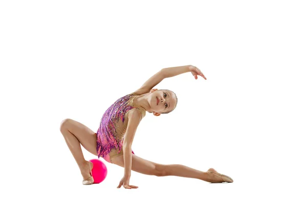 Plný portrét malé holčičky, profesionální rytmická gymnastka vystupující na jevišti izolované nad bílým pozadím — Stock fotografie