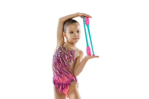 Retrato de menina, treinamento de ginasta rítmica profissional, realizando com clubes de ginástica isolados sobre fundo branco — Fotografia de Stock