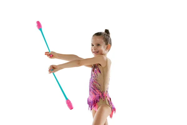 Porträt eines kleinen Mädchens, professionelles rhythmisches Turntraining, mit Turnschlägern auf weißem Hintergrund — Stockfoto