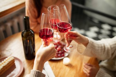 Şarap kadehlerinin yakın plan görüntüsü, tıkırtı. Sıcak ve güneşli bir günde kafede buluşuyoruz.