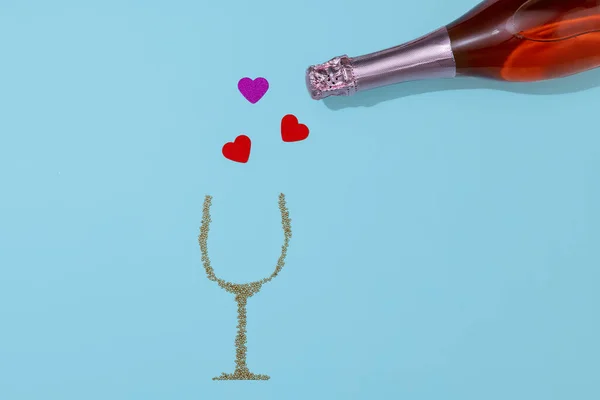 Botella de champán verter confeti en perlas de vidrio diseñado sobre fondo de papel azul. Celebración de San Valentín — Foto de Stock