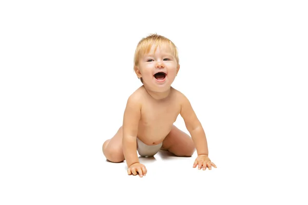 Retrato de pequeño niño lindo, bebé en pañal arrastrándose aislado sobre fondo de estudio blanco — Foto de Stock