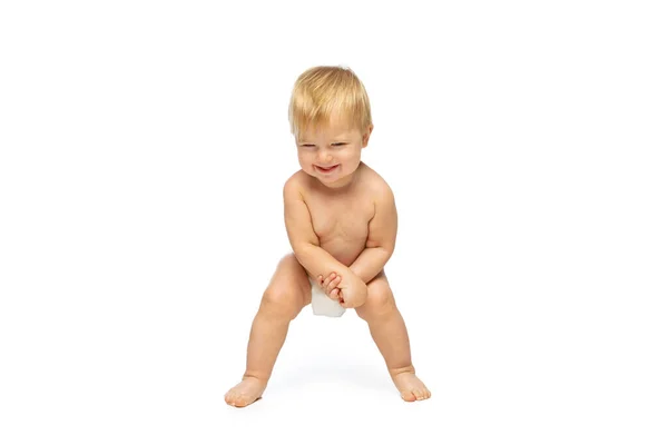 Retrato de pequeño niño lindo, bebé en pañal jugando y riendo aislado sobre fondo blanco del estudio — Foto de Stock