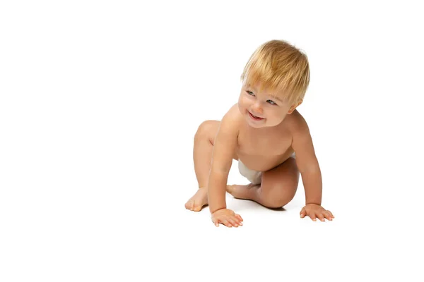 Retrato de pequeño niño lindo, bebé en pañal arrastrándose aislado sobre fondo de estudio blanco — Foto de Stock