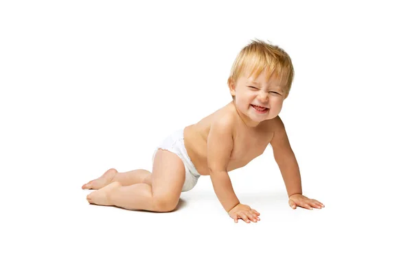 Retrato de pequeño niño lindo, bebé en pañal arrastrándose aislado sobre fondo blanco del estudio. Haciendo caras — Foto de Stock
