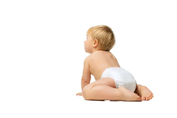 Retrato de pequeño niño lindo, bebé en pañal arrastrándose aislado sobre fondo blanco del estudio. Vista lateral — Foto de Stock
