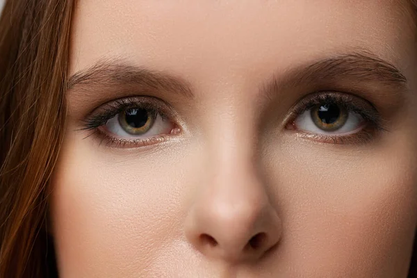 Крупный план портрета красивого женского глаза. Естественная красота — стоковое фото