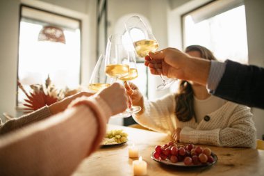 Arkadaşlarla güneşli bir öğle yemeği. Lezzetli bir bardak beyaz şarapla güzel vakit geçirmek. Dağıtım