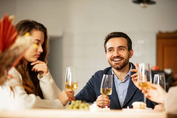 Ritratto ritagliato di giovane uomo e donna che si incontrano al caffè con un bicchiere di vino bianco — Foto Stock