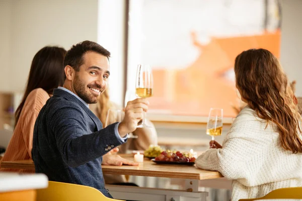 Ritratto ritagliato di uomo sorridente bere vino bianco, avendo allegro incontro con gli amici al caffè nella calda giornata di sole — Foto Stock