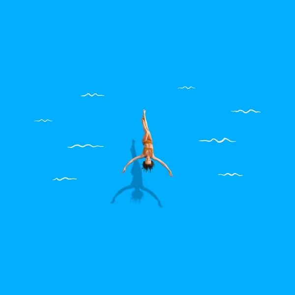 Σύγχρονη τέχνη κολάζ της γυναίκας, μικρή σιλουέτα που κολυμπούν σε μπλε θάλασσα — Φωτογραφία Αρχείου
