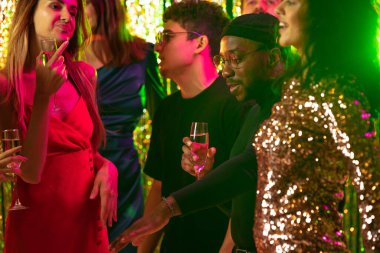 Hareket halindeki gençlerin portresi, partide dans etmek, bayram kutlaması.