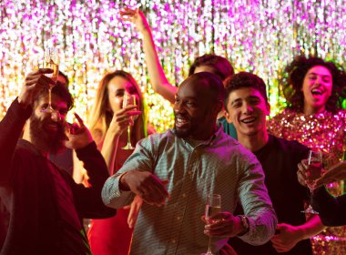 Mutlu mutlu arkadaşlar gece kulübünde birlikte eğleniyorlar, doğum günü kutluyorlar, tatil