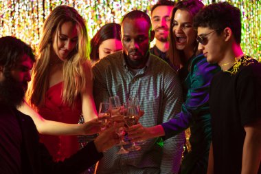 Neşeli genç arkadaşlar birlikte takılıyor, kulüpte dans ediyor, parti yapıyorlar.